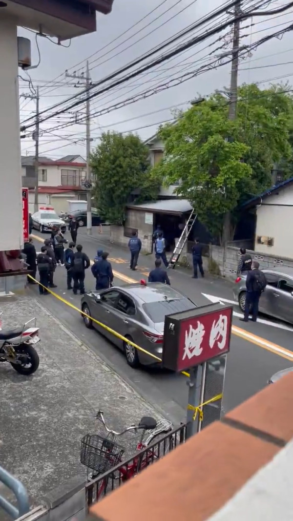 有片！44歲東京男街頭持鎚毆傷高中生 回家反鎖與警對峙後成功突圍逃脫 