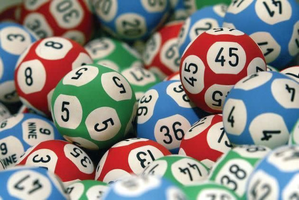 【Gemini六合彩】AI預測2億六合彩金多寶攪珠結果！分析132期冷熱門號碼+赤馬年旺財組合