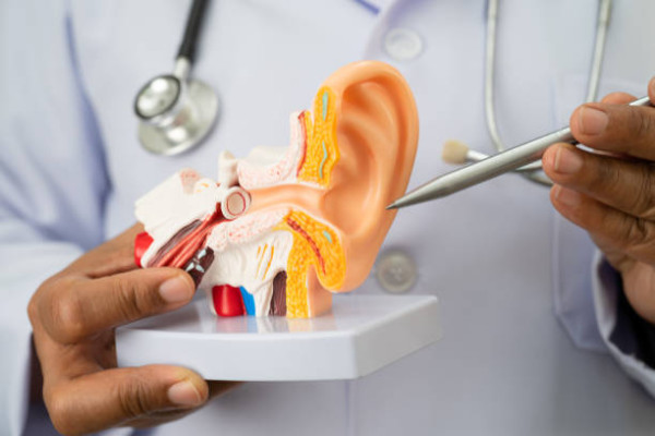 女子日日挖耳屎致「潰爛見骨」 確診患癌須切除左耳！醫生揭1致命動作/附正確清潔法