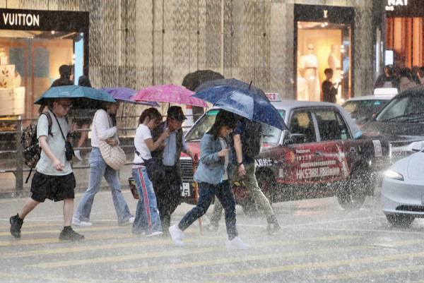 邊個話香港人冷漠？內地女暴雨獲港男神救援 淚揭港人面惡心善