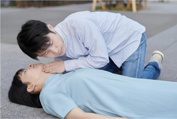 邊個話香港人冷漠？內地女暴雨獲港男神救援 淚揭港人面惡心善