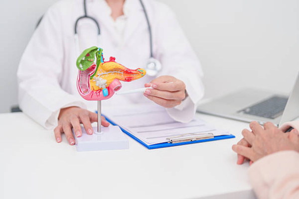 19歲女學霸為慳錢節食患胰臟癌晚期！暴瘦胃痛被誤診 經歷12次化療全家傾家蕩產救女