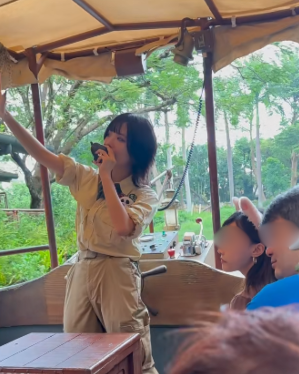 迪士尼靚女船長極受歡迎！風格可愛三語流利俘虜遊客 連登仔稱好易沉船