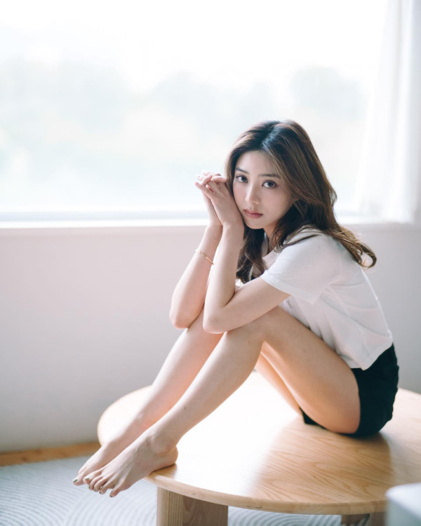 26歲女藝人驚喜宣布結婚喜訊！花海求婚甜晒巨型水滴鑽戒：多了一個身份