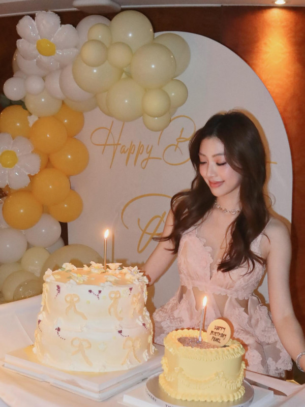 26歲女藝人驚喜宣布結婚喜訊！花海求婚甜晒巨型水滴鑽戒：多了一個身份