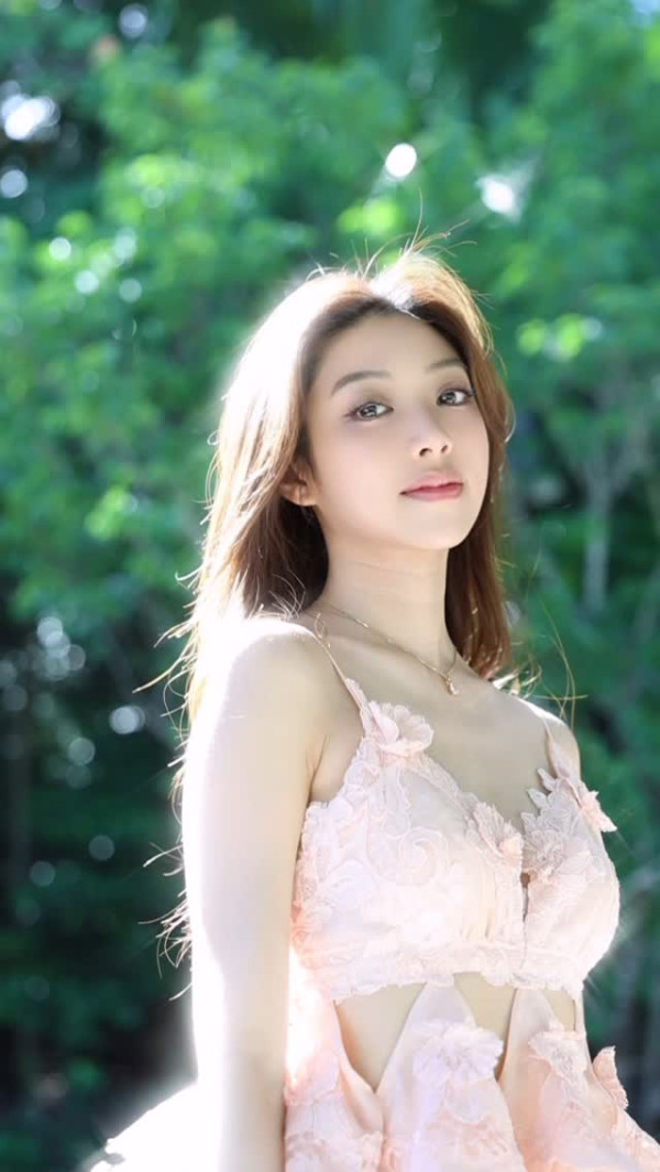 26歲女藝人驚喜宣布結婚喜訊！花海求婚甜晒巨型水滴鑽戒：多了一個身份