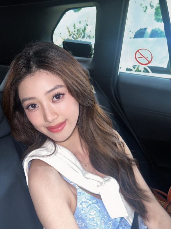 26歲女藝人驚喜宣布結婚喜訊！花海求婚甜晒巨型水滴鑽戒：多了一個身份