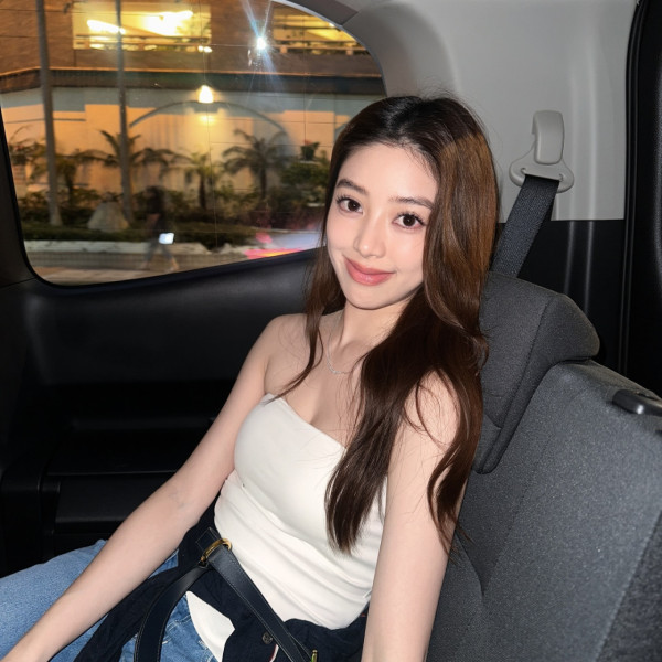 26歲女藝人驚喜宣布結婚喜訊！花海求婚甜晒巨型水滴鑽戒：多了一個身份