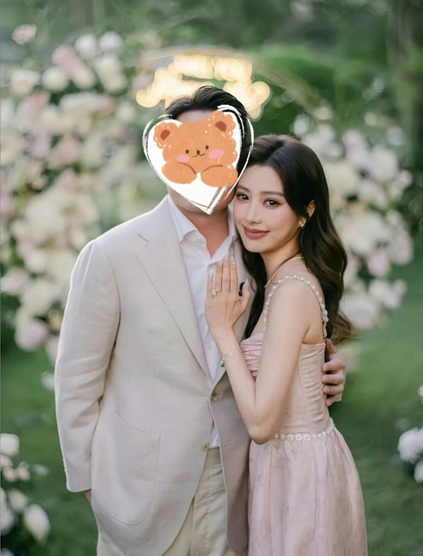 26歲女藝人驚喜宣布結婚喜訊！花海求婚甜晒巨型水滴鑽戒：多了一個身份