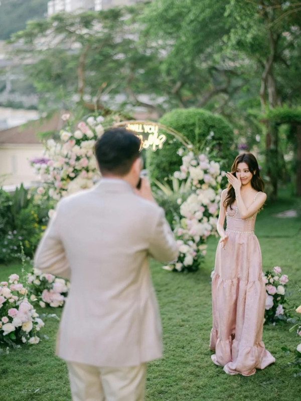 26歲女藝人驚喜宣布結婚喜訊！花海求婚甜晒巨型水滴鑽戒：多了一個身份