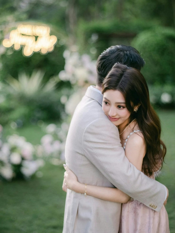 26歲女藝人驚喜宣布結婚喜訊！花海求婚甜晒巨型水滴鑽戒：多了一個身份