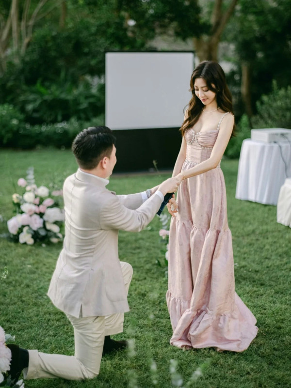 26歲女藝人驚喜宣布結婚喜訊！花海求婚甜晒巨型水滴鑽戒：多了一個身份