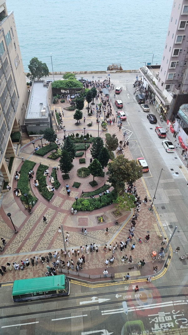 五一堅尼地城打卡排出馬路！驚動警方管制 內地客專等呢架車經過？