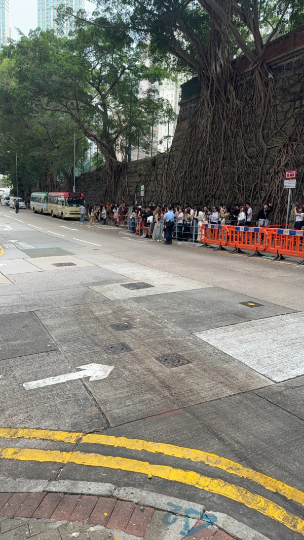 五一堅尼地城打卡排出馬路！驚動警方管制 內地客專等呢架車經過？