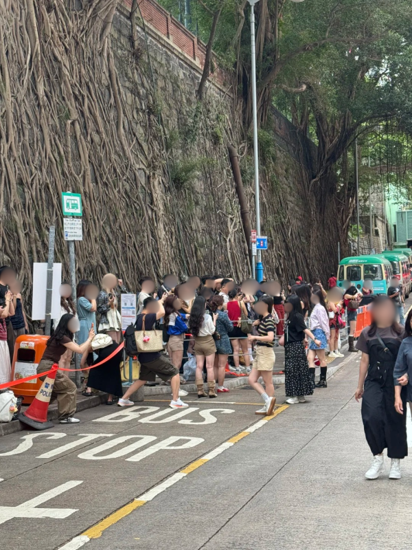 五一堅尼地城打卡排出馬路！驚動警方管制 內地客專等呢架車經過？