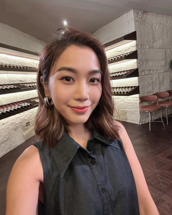 人妻星二代真空解放胸前只扣一粒鈕！黑絲尺度大開對比昔日保守形象極大衝擊