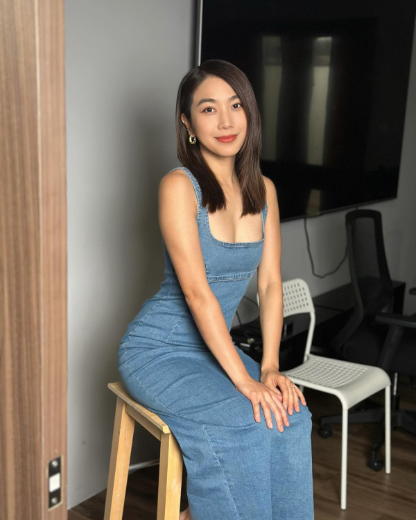 人妻星二代真空解放胸前只扣一粒鈕！黑絲尺度大開對比昔日保守形象極大衝擊