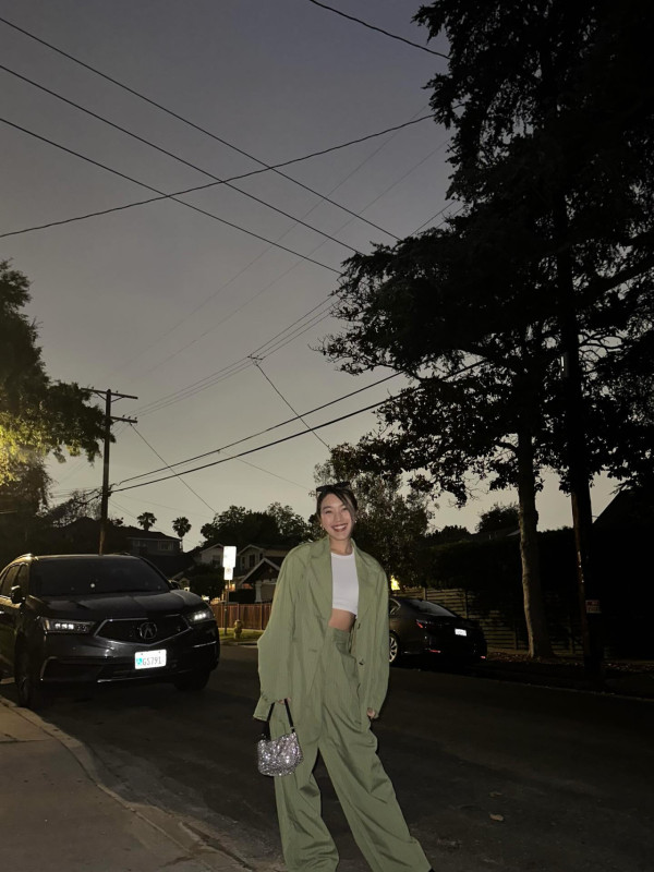 人妻星二代真空解放胸前只扣一粒鈕！黑絲尺度大開對比昔日保守形象極大衝擊