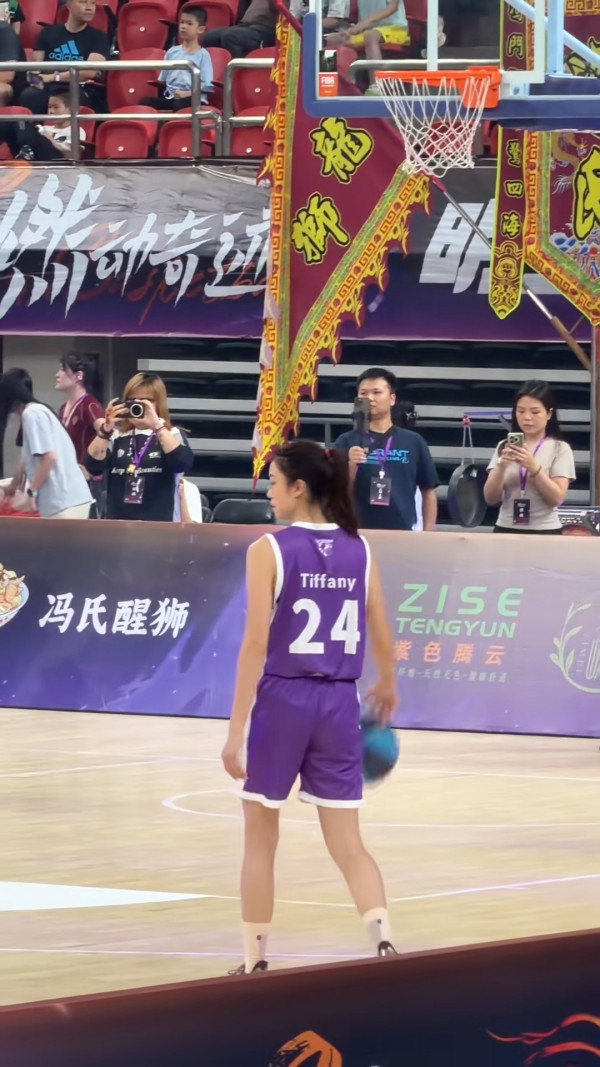刘颖镟戴祖仪篮球赛场外生图被指高下立见！这一位真人美貌获激赞“气血充盈”