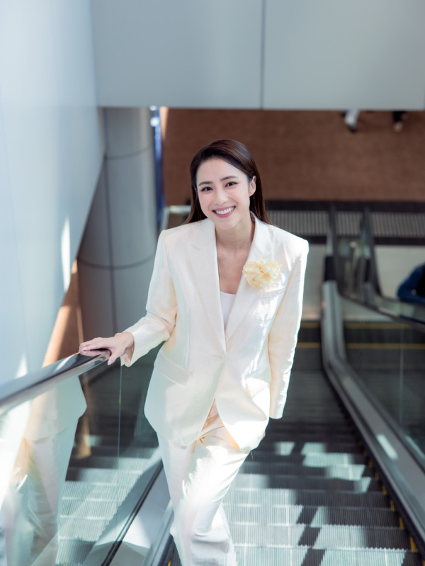 刘颖镟戴祖仪篮球赛场外生图被指高下立见！这一位真人美貌获激赞“气血充盈”
