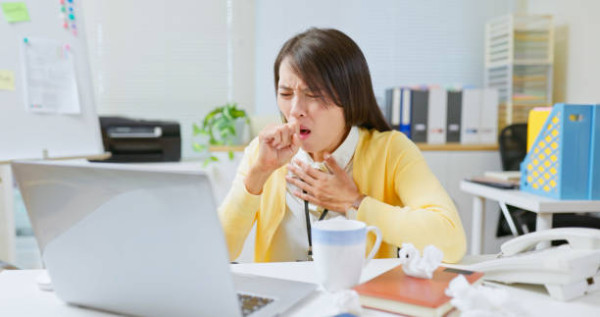 以為普通感冒？60歲男喉嚨痛個半月 驚揭患HPV 扁桃腺癌  醫生警告1情況速求醫