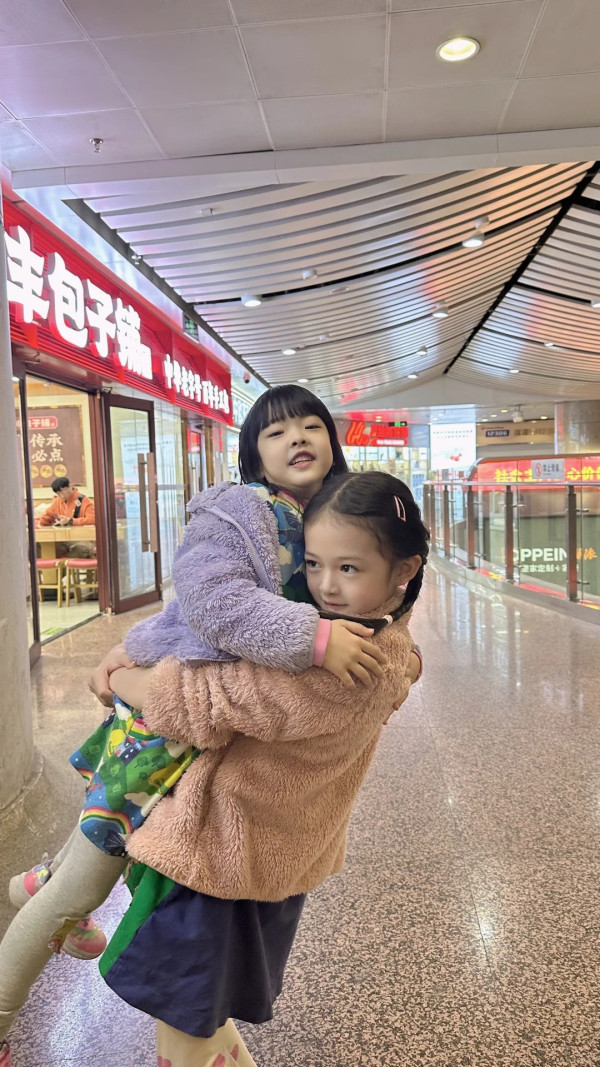 賈曉晨兩囡囡近照曝光曾被指顏值差距大！大女甜美混血感 vs 細女酷萌單眼皮