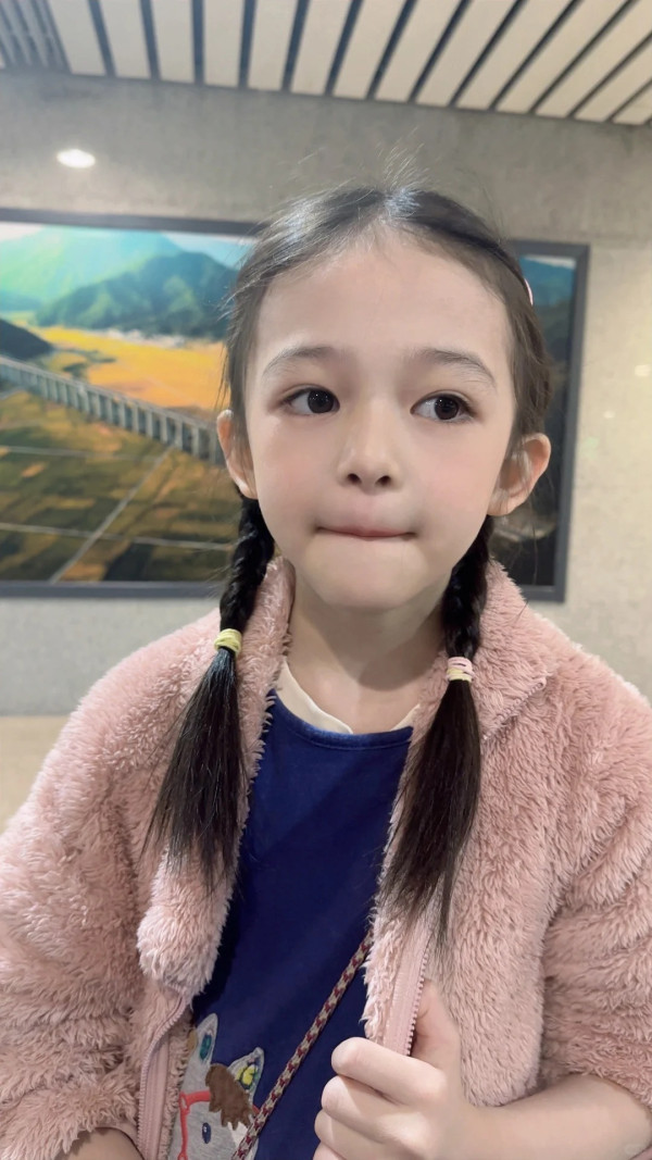 賈曉晨兩囡囡近照曝光曾被指顏值差距大！大女甜美混血感 vs 細女酷萌單眼皮