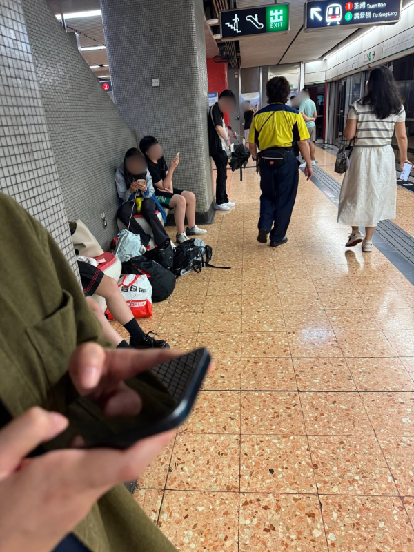港鐵偷電？3遊客帶拖板霸位插職員插座　職員醒目1招即斷電！網民讚：極治癒