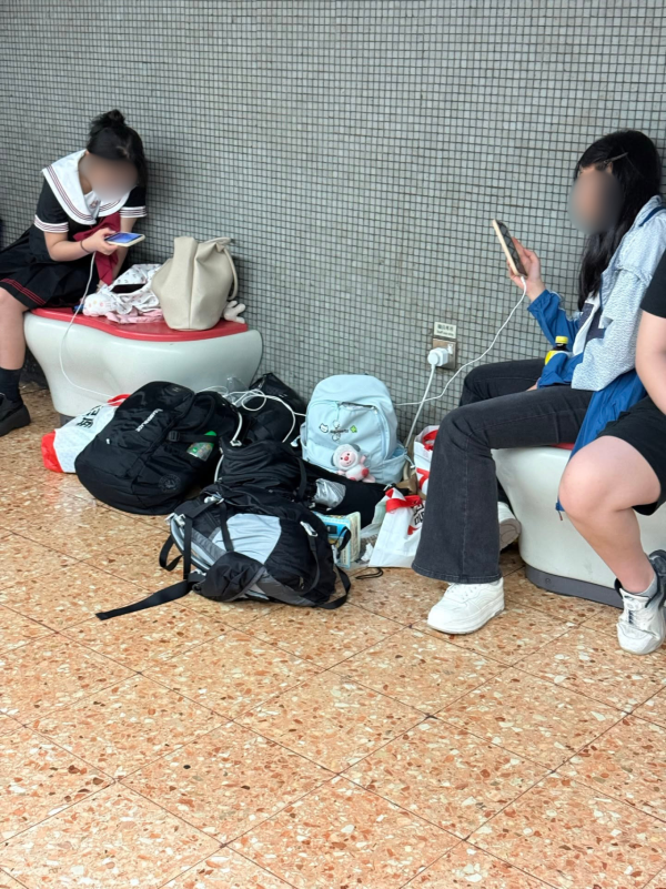 港鐵偷電？3遊客帶拖板霸位插職員插座　職員醒目1招即斷電！網民讚：極治癒