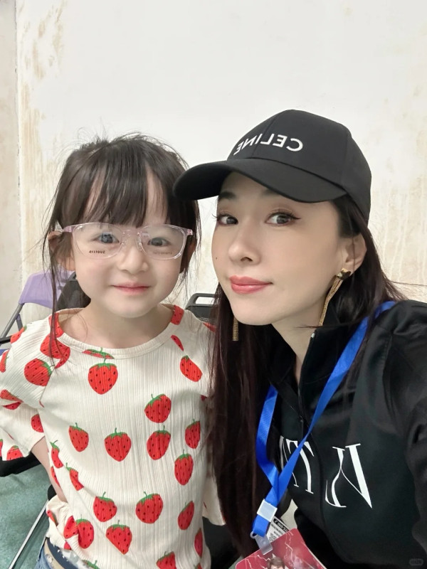 賈曉晨兩囡囡近照曝光曾被指顏值差距大！大女甜美混血感 vs 細女酷萌單眼皮