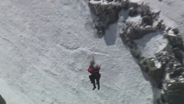 兩港人日本奧穗高岳登山遇險 22歲男子今日獲救30歲同行者仍受困待救 