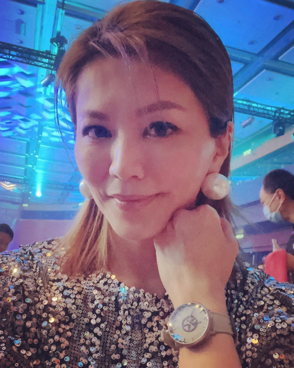 49歲女藝人結束18年婚姻後轉戰保險業 離婚逆襲成功傳年薪高達300萬