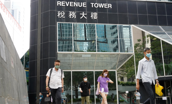 稅務局已發出約277萬份報稅表，打工仔記得留意在6月4日的交表限期，若透過網上報稅更可獲自動延期一個月。（圖片來源︰HKET）