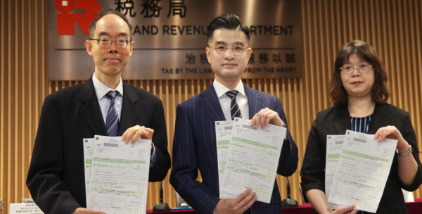 稅務局已發出約277萬份報稅表，打工仔記得留意在6月4日的交表限期，若透過網上報稅更可獲自動延期一個月。（圖片來源︰HKET）