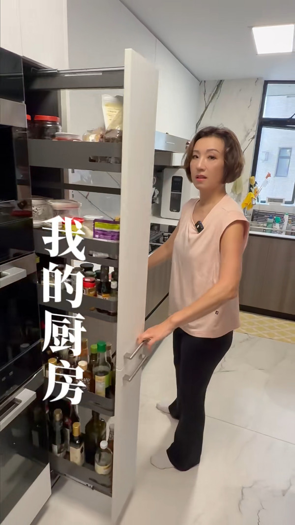 息影港姐中環7000萬豪宅內貌首度曝光！高層俯瞰維港景 奢華衣帽間未算最震撼