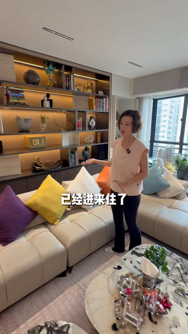 息影港姐中環7000萬豪宅內貌首度曝光！高層俯瞰維港景 奢華衣帽間未算最震撼