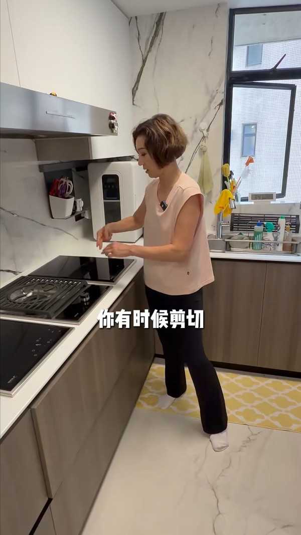 息影港姐中環7000萬豪宅內貌首度曝光！高層俯瞰維港景 奢華衣帽間未算最震撼