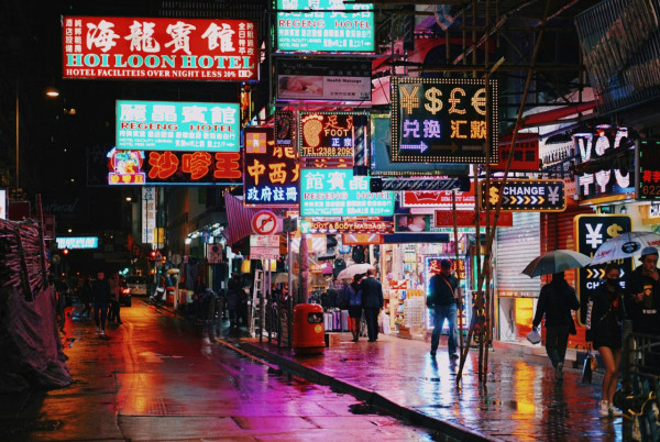 香港購物貴得有道理？內地客瘋搶「3大類港貨」：用完病都好得快啲！