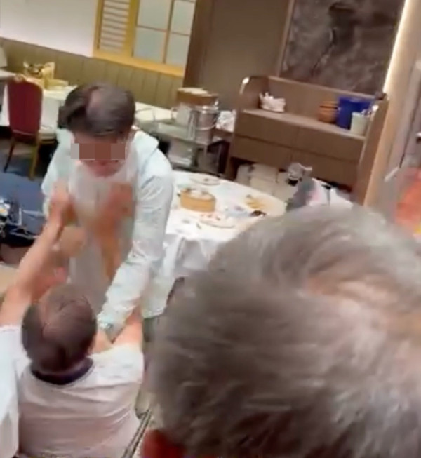長者飲茶變MMA！兩男爆衝突阿婆霸氣護夫：打我老公？網民狂估1爆笑起因