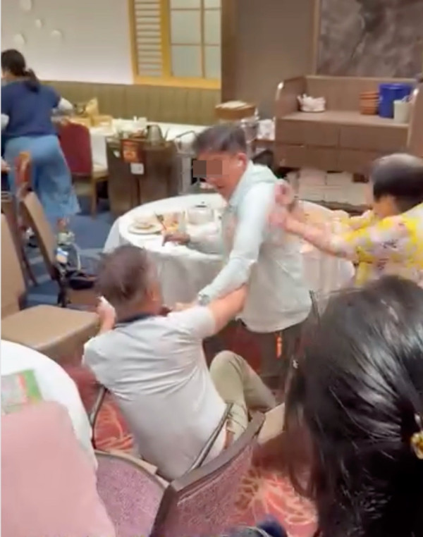 長者飲茶變MMA！兩男爆衝突阿婆霸氣護夫：打我老公？網民狂估1爆笑起因