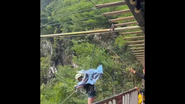 事發一刻曝光！16歲女生四川玩懸崖鞦韆墮地送院不治 事發前旁人曾大叫「沒綁緊！」 