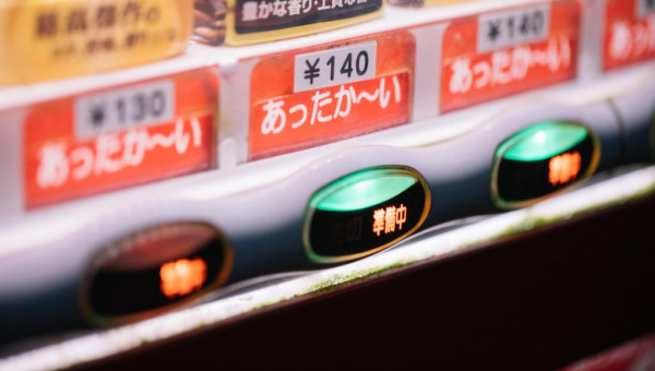 遊日冷知識｜自動販賣機5大隱藏功能揭秘！機內永遠留有一罐/防災效用/迷路救星 