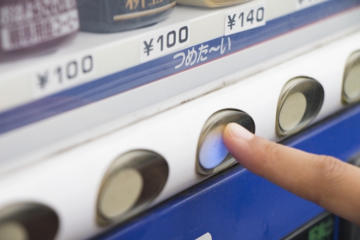 遊日冷知識｜自動販賣機5大隱藏功能揭秘！機內永遠留有一罐/防災效用/迷路救星 