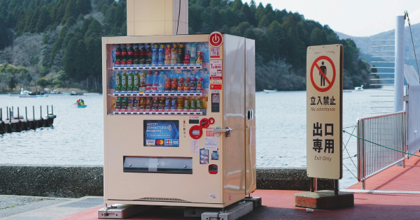 遊日冷知識｜自動販賣機5大隱藏功能揭秘！機內永遠留有一罐/防災效用/迷路救星 