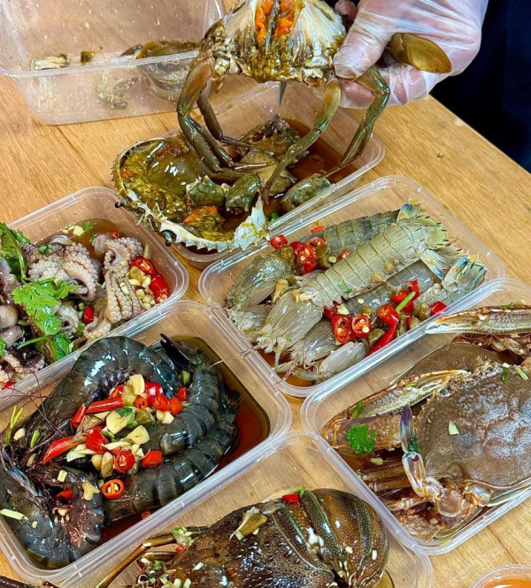生醃海鮮｜泰女連食2日醃生蝦惹感染 寄生蟲眼皮下蠕動須開刀手術！醫生警告:嚴重可致腦膜炎