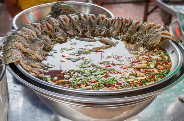生醃海鮮｜泰女連食2日醃生蝦惹感染 寄生蟲眼皮下蠕動須開刀手術！醫生警告:嚴重可致腦膜炎