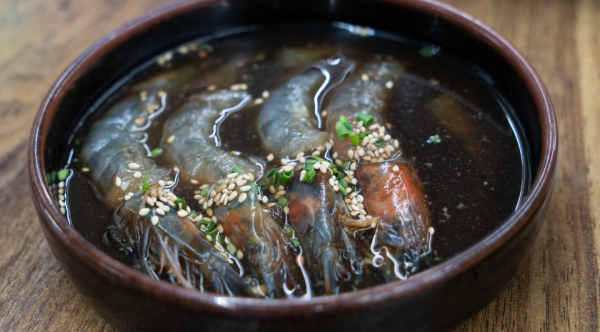 生醃海鮮｜泰女連食2日醃生蝦惹感染 寄生蟲眼皮下蠕動須開刀手術！醫生警告:嚴重可致腦膜炎