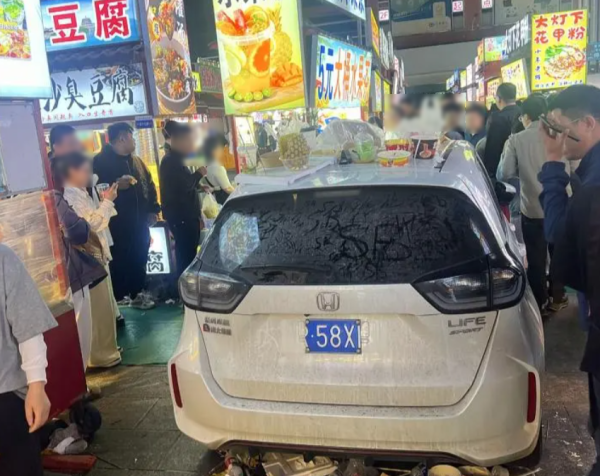 內地自駕遊泊停車場夜晚竟變夜市！愛車慘成「垃圾堆」車牌被拗斷 豪車差別對待網民怒批欺善怕惡 