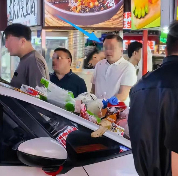 內地自駕遊泊停車場夜晚竟變夜市！愛車慘成「垃圾堆」車牌被拗斷 豪車差別對待網民怒批欺善怕惡 