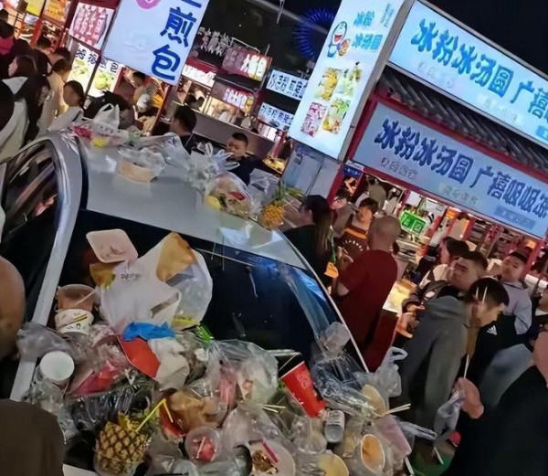 內地自駕遊泊停車場夜晚竟變夜市！愛車慘成「垃圾堆」車牌被拗斷 豪車差別對待網民怒批欺善怕惡 